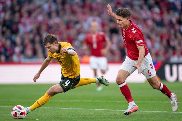 Nations League: Denmark - Wales Wales Ben Davies and Denmark s Joakim Maehle during the Nations League match between Denmark and Wales at Parken, Sunday, September 27, 2026. (Photo: Liselotte Sabroe Ritzau Scanpix) , Copenhagen Denmark Copyright: Ritzau Scanpix LiselottexSabroex spdk20260927-203132-L