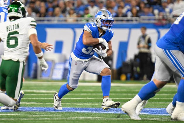 Sep 27, 2026; Detroit, MI, USA; Detroit Lions running back Sione Vaki (33) runs up the middle at Ford Field. Mandatory Credit: -Cal Media Detroit USA - ZUMAc04_ 20260927_zma_c04_010 Copyright: xAllanxDranbergx