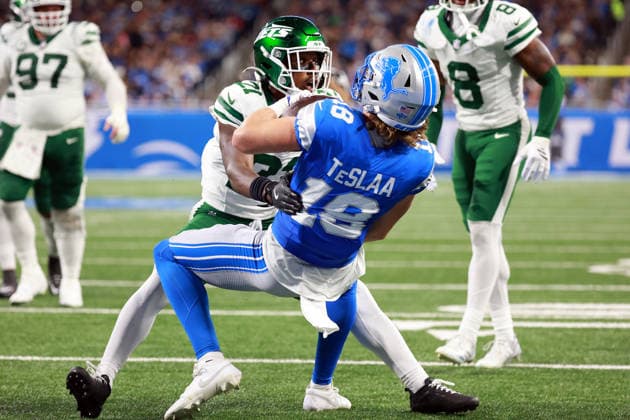 New York Jets vs Detroit Lions DETROIT,MICHIGAN-SEPTEMBER 27: Wide receiver Isaac Teslaa (18) of the Detroit Lions is pushed into the endzone by cornerback Brandon Stephens (21) of the New York Jets during an NFL, American Football Herren, USA football game between the New York Jets and the Detroit Lions in Detroit, Michigan USA, on Sunday, September 27, 2026 Detroit Michigan United States  Copyright: xAmyxLemusx originalFilename:lemus-newyorkj260927_npbRF.jpg