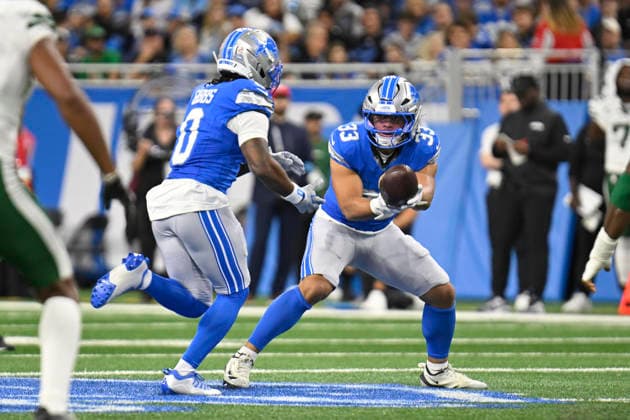 Sep 27, 2026; Detroit, MI, USA; Detroit Lions running back Sione Vaki (33) hands off to Detroit Lions running back Jahmyr Gibbs (0) in a trick play in the first quarter at Ford Field. Mandatory Credit: -Cal Media Detroit USA - ZUMAc04_ 20260927_zma_c04_020 Copyright: xAllanxDranbergx