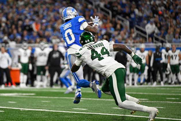 Sep 27, 2026; Detroit, MI, USA; Detroit Lions running back Jahmyr Gibbs (0) catches a pass as New York Jets linebacker Jamien Sherwood (44) trails at Ford Field. Mandatory Credit: -Cal Media NFL, American Football Herren, USA 2026: Jets Vs Lions SEP 27  - ZUMAc04_ 20260927_zma_c04_026 Copyright: xAllanxDranbergx