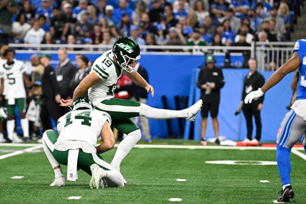 NFL, American Football Herren, USA 2026: Jets Vs Lions SEP 27 Sep 27, 2026; Detroit, MI, USA; New York Jets PK Jason Sanders (19) kicks a PAT as New York Jets punter Austin McNamara (14) holds at Ford Field. Mandatory Credit: Allan Dranberg-Cal Media (Credit Image: Â Allan Dranberg Cal Sport Media) Detroit Mi USA EDITORIAL USE ONLY Copyright: xx ZUMA-20260927_zma_c04_012.jpg AllanxDranbergx csmphotothree527381