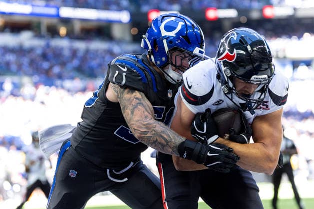 Sep 27, 2026; Indianapolis, IN, USA; Houston Texans tight end Foster Moreau (87) scores a touchdown during NFL, American Football Herren, USA game action against the Indianapolis Colts at Lucas Oil Stadium. Mandatory Credit: -Cal Media Indianapolis USA - ZUMAc04_ 20260927_zma_c04_036 Copyright: xJohnxMersitsx