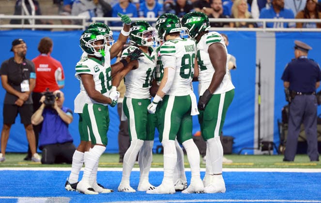 New York Jets vs Detroit Lions DETROIT,MICHIGAN-SEPTEMBER 27: Tight end Kenyon Sadiq (16) of the New York Jets is congratulated after making a touchdown during an NFL, American Football Herren, USA football game between the New York Jets and the Detroit Lions in Detroit, Michigan USA, on Sunday, September 27, 2026 Detroit Michigan United States  Copyright: xAmyxLemusx originalFilename:lemus-newyorkj260927_npfly
