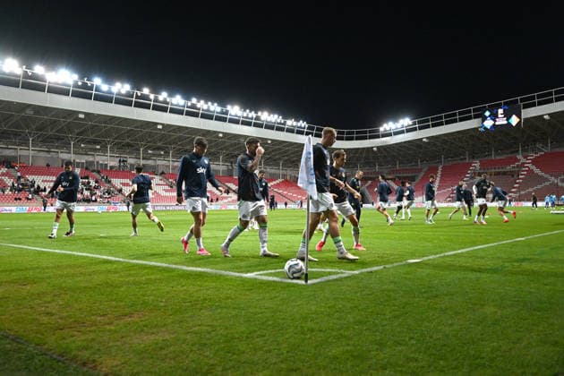 IPA89043165 - Ireland players warm up during the Nations League phase, Matchday 2 between Israel and Ireland on September 27, 2026, at the Puskas Arena in Budapest, Hungary  Copyright: xVincenzoxOrlando IPAxSportx xx IPA89043165