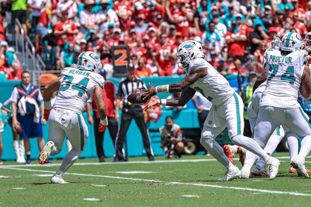 MIAMI GARDENS, FL - SEPTEMBER 27: Miami Dolphins quarterback Malik Willis (2) hands off the ball to Miami Dolphins fullback DJ Herman (34) during a NFL, American Football Herren, USA game between the Kansas City Chiefs and the Miami Dolphins, on Sunday September 27, 2026, at Hard Rock Stadium in Miami Gardens, FL.(Photo by Chris Arjoon Icon Sportswire). NFL: SEP 27 Chiefs at Dolphins EDITORIAL USE ONLY Icon2609270000006
