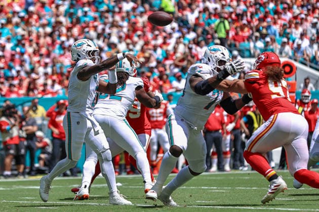 MIAMI GARDENS, FL - SEPTEMBER 27: Miami Dolphins quarterback Malik Willis (2) throws a pass during a NFL, American Football Herren, USA game between the Kansas City Chiefs and the Miami Dolphins, on Sunday September 27, 2026, at Hard Rock Stadium in Miami Gardens, FL.(Photo by Chris Arjoon Icon Sportswire). NFL: SEP 27 Chiefs at Dolphins EDITORIAL USE ONLY Icon2609270000008
