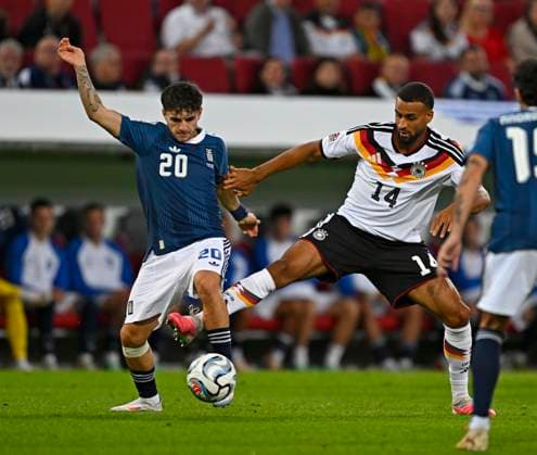 27.09.2026, Fussball UEFA Nations-League 2026 2027, 2.Spieltag, Deutschland - Griechenland, in der WWK-Arena Augsburg, v.l. Christos Zafeiris (Griechenland) gegen Josha Vagnoman (Deutschland)