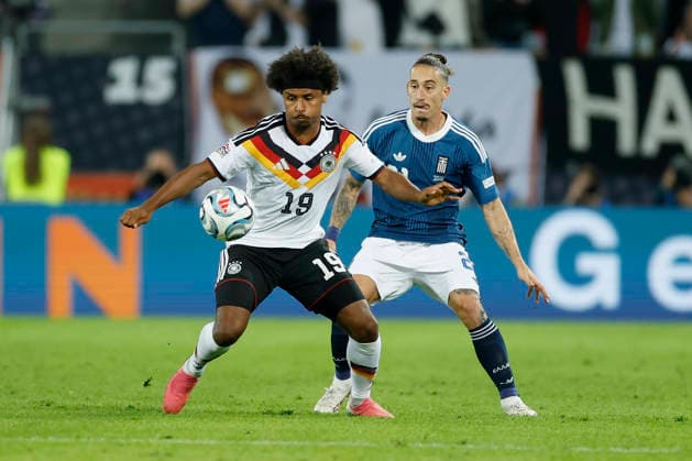 v.l.n.r.: Karim Adeyemi (Deutschland) und Kostas Tsimikas (Griechenland), im UEFA-Nations-League-Spiel zwischen Deutschland und Griechenland in der WWK Arena, Augsburg, Deutschland, am 27. September 2026 in action during the UEFA Nations League match between Germany and Greece at the WWK Arena, Augsburg, Germany, on September 27, 2026. Copyright: HMBxMedia xHeikoxBecker