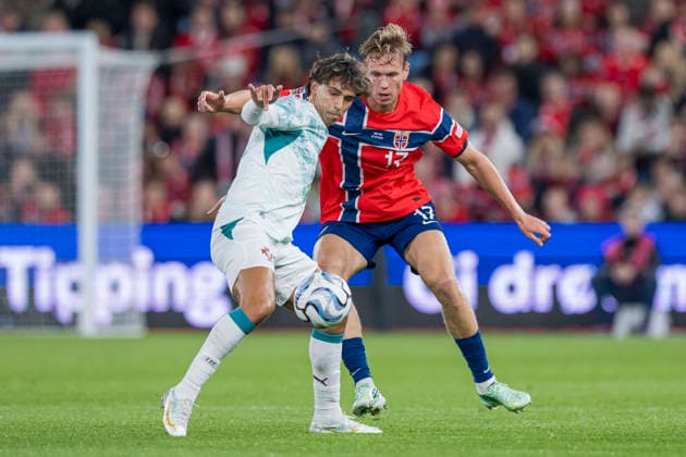 260927 Joao FÃ lix of Portugal and Torbjorn Lysaker Heggem of Norway during the Nations League football match between Norway and Portugal on September 27, 2026 in Oslo. Photo: Vegard Grott BILDBYRAN kod VG VG1010 bbeng fotboll football soccer fotball nations league landskamp norge norway portugal Copyright: VEGARDxGRoTT BB260927VG029