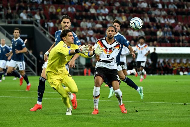 27.09.2026, xemx, Fussball UEFA Nations League, Deutschland - Griechenland v.l. Konstantinos Tzolakis (Griechenland) Konstantinos Mavropanos (Griechenland) Kevin Schade (Deutsche Fussball Nationalmannschaft DFB) Zweikampf, Aktion, action, battle for the ball Augsburg