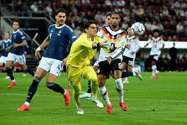 27.09.2026, xemx, Fussball UEFA Nations League, Deutschland - Griechenland v.l. Konstantinos Tzolakis (Griechenland) Konstantinos Mavropanos (Griechenland) Kevin Schade (Deutsche Fussball Nationalmannschaft DFB) Zweikampf, Aktion, action, battle for the ball Augsburg