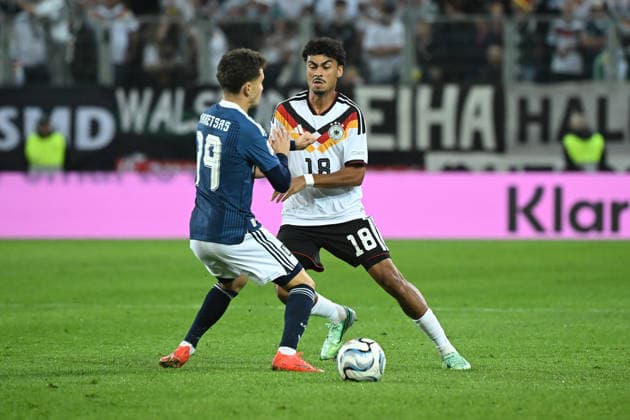 27.09.2026, xemx, Fussball UEFA Nations League, Deutschland - Griechenland v.l. Konstantinos Karetsas (Griechenland) Nathaniel Brown (Deutsche Fussball Nationalmannschaft DFB) Zweikampf, Aktion, action, battle for the ball Augsburg