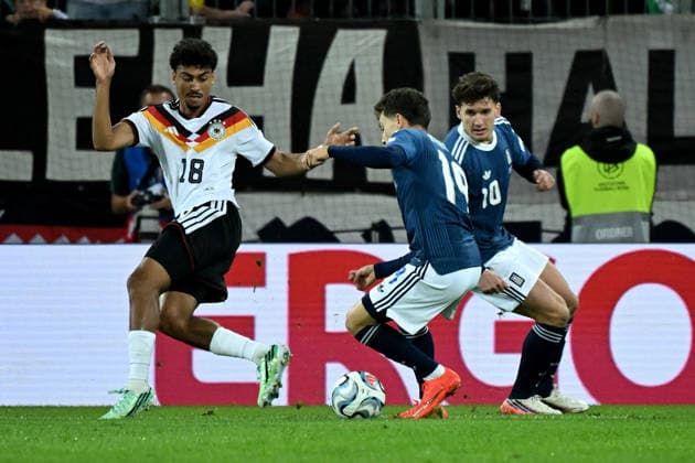 27.09.2026, xemx, Fussball UEFA Nations League, Deutschland - Griechenland v.l. Nathaniel Brown (Deutsche Fussball Nationalmannschaft DFB) Konstantinos Karetsas (Griechenland) Zweikampf, Aktion, action, battle for the ball Augsburg