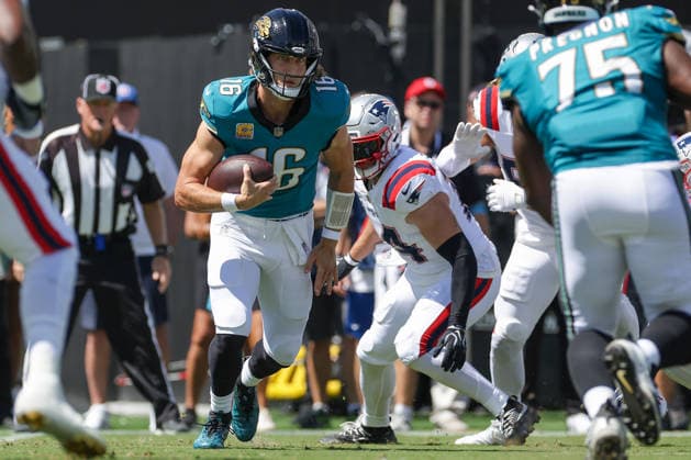 JACKSONVILLE, FL - SEPTEMBER 27: Trevor Lawrence 16 of the Jacksonville Jaguars runs with the ball during the game between the Jacksonville Jaguars and the New England Patriots on September 27, 2026 at EverBank Stadium in Jacksonville, Fl. (Photo by David Rosenblum Icon Sportswire) NFL, American Football Herren, USA SEP 27 Patriots at Jaguars EDITORIAL USE ONLY Icon260927005489