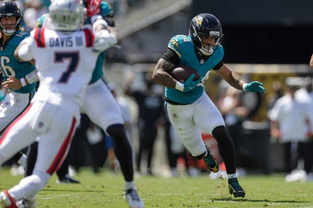 JACKSONVILLE, FL - SEPTEMBER 27: Chris Rodriguez Jr. 24 of the Jacksonville Jaguars runs with the ball during the game between the Jacksonville Jaguars and the New England Patriots on September 27, 2026 at EverBank Stadium in Jacksonville, Fl. (Photo by David Rosenblum Icon Sportswire) NFL, American Football Herren, USA SEP 27 Patriots at Jaguars EDITORIAL USE ONLY Icon260927005752