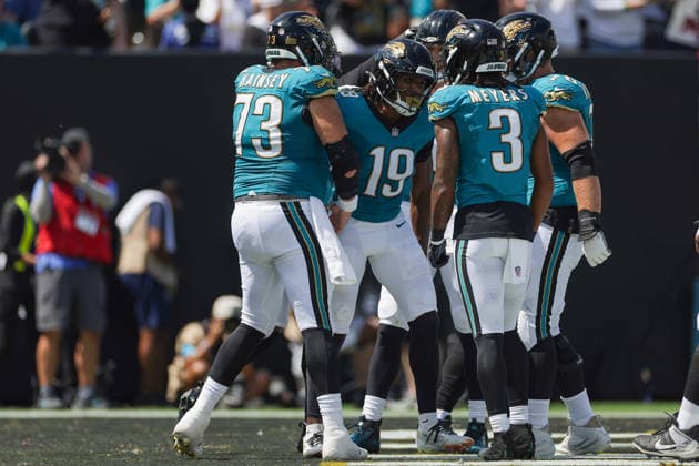 JACKSONVILLE, FL - SEPTEMBER 27: Josh Cameron 19 of the Jacksonville Jaguars celebrates a touchdown with teammates during the game between the Jacksonville Jaguars and the New England Patriots on September 27, 2026 at EverBank Stadium in Jacksonville, Fl. (Photo by David Rosenblum Icon Sportswire) NFL, American Football Herren, USA SEP 27 Patriots at Jaguars EDITORIAL USE ONLY Icon260927005840
