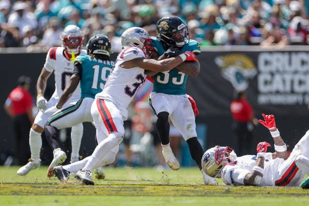 JACKSONVILLE, FL - SEPTEMBER 27: Bhayshul Tuten 33 of the Jacksonville Jaguars runs with the ball during the game between the Jacksonville Jaguars and the New England Patriots on September 27, 2026 at EverBank Stadium in Jacksonville, Fl. (Photo by David Rosenblum Icon Sportswire) NFL, American Football Herren, USA SEP 27 Patriots at Jaguars EDITORIAL USE ONLY Icon260927006114