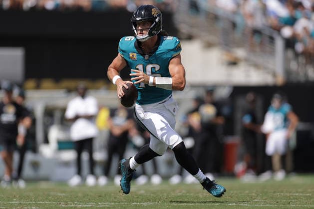 JACKSONVILLE, FL - SEPTEMBER 27: Trevor Lawrence 16 of the Jacksonville Jaguars looks for a receiver during the game between the Jacksonville Jaguars and the New England Patriots on September 27, 2026 at EverBank Stadium in Jacksonville, Fl. (Photo by David Rosenblum Icon Sportswire) NFL, American Football Herren, USA SEP 27 Patriots at Jaguars EDITORIAL USE ONLY Icon260927006148