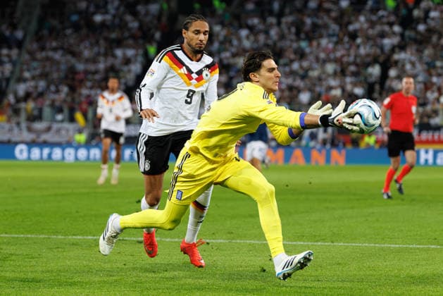 Kostas Tzolakis (12, Griechenland) vor Kevin Schade (9, Deutschland) beim Spiel zwischen Deutschland v Griechenland, Fussball, Herren, UEFA Nations League, 2026 2027, 2.Spieltag am 27.09.2026 in Augsburg, WWK Arena. Bayern Deutschland