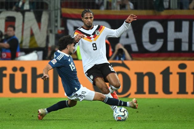 27.09.2026, xemx, Fussball UEFA Nations League, Deutschland - Griechenland v.l. Thanasis Androutsos (Griechenland) Kevin Schade (Deutsche Fussball Nationalmannschaft DFB) Zweikampf, Aktion, action, battle for the ball Augsburg