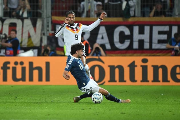 27.09.2026, xemx, Fussball UEFA Nations League, Deutschland - Griechenland v.l. Thanasis Androutsos (Griechenland) Kevin Schade (Deutsche Fussball Nationalmannschaft DFB) Zweikampf, Aktion, action, battle for the ball Augsburg