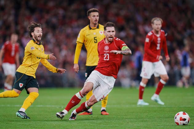 Nations League: Denmark - Wales Denmark s Pierre-Emile Hoejbjerg and Wales Joshua Sheehan and Ethan Ampadu during the Nations League match between Denmark and Wales at Parken, Sunday, September 27, 2026. (Photo: Liselotte Sabroe Ritzau Scanpix) , Copenhagen Denmark Copyright: Ritzau Scanpix LiselottexSabroex spdk20260927-212026-L