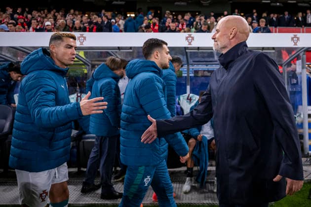 260927 Cristiano Ronaldo of Portugal and Head coach Stale Solbakken of Norway ahead of the Nations League football match between Norway and Portugal on September 27, 2026 in Oslo. Photo: Marius Simensen BILDBYRAN COP 238 VG1010 bbeng fotboll football soccer fotball nations league landskamp norge norway portugal Copyright: MARIUSxSIMENSEN BB260927ZR036