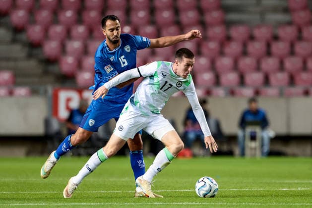 UEFA Nations League Group Stage, Nagyerdei Stadion, Debrecen, Hungary 27 9 2026 Israel vs Republic of Ireland Ireland s Jack Moylan with Israel s Eliel Peretz Jack Moylan with Eliel Peretz 27 9 2026  Copyright: xx 0NIK3875