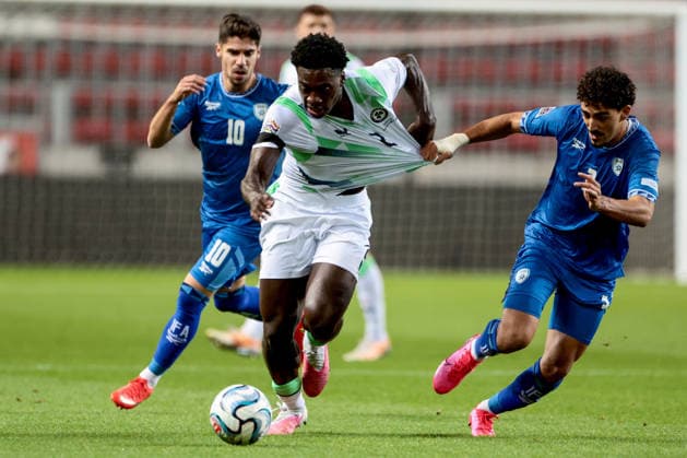 UEFA Nations League Group Stage, Nagyerdei Stadion, Debrecen, Hungary 27 9 2026 Israel vs Republic of Ireland Ireland s James Abankwah with Israel™s Roy Revivo James Abankwah with Roy Revivo 27 9 2026  Copyright: xx 0NIK3906