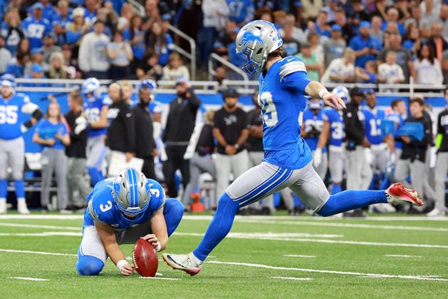New York Jets vs Detroit Lions DETROIT,MICHIGAN-SEPTEMBER 27: Kicker Jake Bates (39) of the Detroit Lions goes to kick while punter Jack Fox (3) of the Detroit Lions holds the ball during an NFL, American Football Herren, USA football game between the New York Jets and the Detroit Lions in Detroit, Michigan USA, on Sunday, September 27, 2026 Detroit Michigan United States  Copyright: xAmyxLemusx originalFilename:lemus-newyorkj260927_npDc9