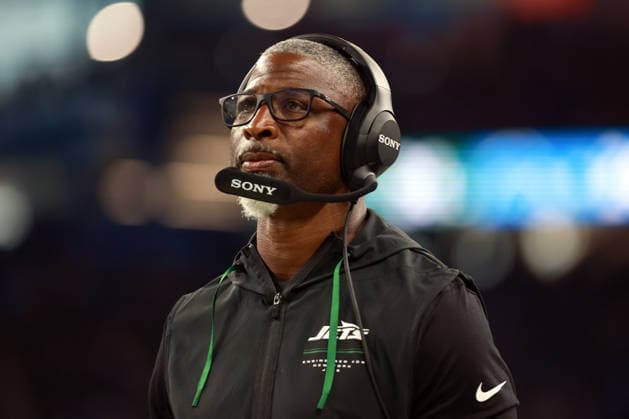 New York Jets vs Detroit Lions DETROIT,MICHIGAN-SEPTEMBER 27: Head coach Aaron Glenn of the New York Jets looks on from the sidelines during an NFL, American Football Herren, USA football game between the New York Jets and the Detroit Lions in Detroit, Michigan USA, on Sunday, September 27, 2026 Detroit Michigan United States  Copyright: xAmyxLemusx originalFilename:lemus-newyorkj260927_npkxF