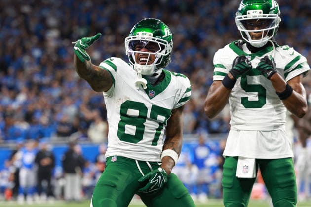 New York Jets vs Detroit Lions DETROIT,MICHIGAN-SEPTEMBER 27: Wide receiver Sterling Shepard 87 of the New York Jets reacts after a play during the second half of an NFL, American Football Herren, USA football game between the New York Jets and the Detroit Lions in Detroit, Michigan USA, on Sunday, September 27, 2026 Detroit Michigan United States  Copyright: xJorgexLemusx originalFilename:lemus-newyorkj260927_npe5V