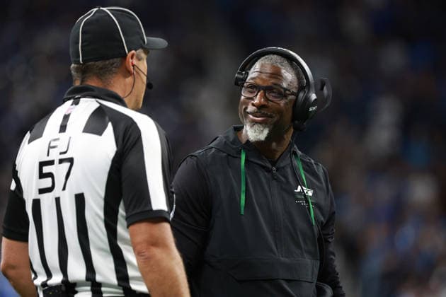 New York Jets vs Detroit Lions DETROIT,MICHIGAN-SEPTEMBER 27: Head coach Aaron Glenn of the New York Jets reacts to a play during the second half of an NFL, American Football Herren, USA football game between the New York Jets and the Detroit Lions in Detroit, Michigan USA, on Sunday, September 27, 2026 Detroit Michigan United States  Copyright: xJorgexLemusx originalFilename:lemus-newyorkj260927_nplKF