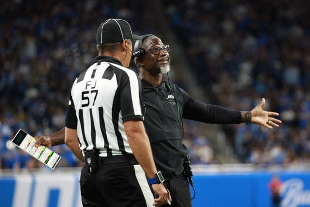 New York Jets vs Detroit Lions DETROIT,MICHIGAN-SEPTEMBER 27: Head coach Aaron Glenn of the New York Jets reacts to a play during the second half of an NFL, American Football Herren, USA football game between the New York Jets and the Detroit Lions in Detroit, Michigan USA, on Sunday, September 27, 2026 Detroit Michigan United States  Copyright: xJorgexLemusx originalFilename:lemus-newyorkj260927_npwWO