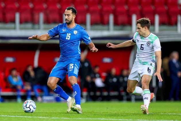 UEFA Nations League Group Stage, Nagyerdei Stadion, Debrecen, Hungary 27 9 2026 Israel vs Republic of Ireland Ireland s Jayson Molumby pressures Israel s Eliel Peretz Jayson Molumby pressures Eliel Peretz 27 9 2026  Copyright: xx RB1_8883