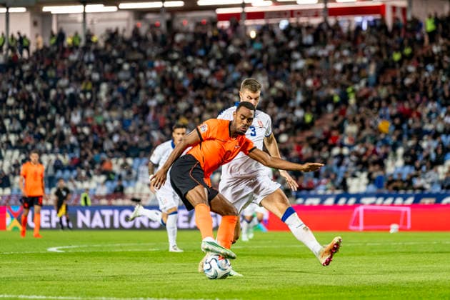 BELGRADO - (l-r) Nederland midfielder Ryan Gravenberch and Servie defender Strahinja Pavlovic during the UEFA Nations League match between Servie and Nederland at Rajko Mitic Stadion on 27 September 2026 in Belgrado, Servie. (Photo by DeFodi Images) -