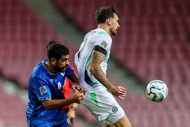 UEFA Nations League Group Stage, Nagyerdei Stadion, Debrecen, Hungary 27 9 2026 Israel vs Republic of Ireland Ireland s Troy Parrott with Israel s Raz Shlomo Troy Parrott with Raz Shlomo 27 9 2026  Copyright: xx RB1_9909