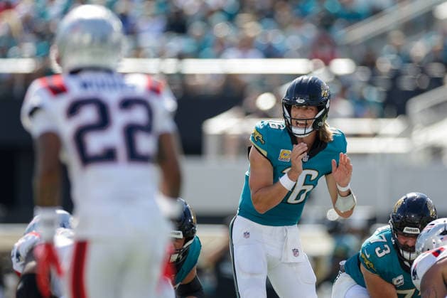 JACKSONVILLE, FL - SEPTEMBER 27: Trevor Lawrence 16 of the Jacksonville Jaguars lines up for a play during the game between the Jacksonville Jaguars and the New England Patriots on September 27, 2026 at EverBank Stadium in Jacksonville, Fl. (Photo by David Rosenblum Icon Sportswire) NFL, American Football Herren, USA SEP 27 Patriots at Jaguars EDITORIAL USE ONLY Icon260927007833