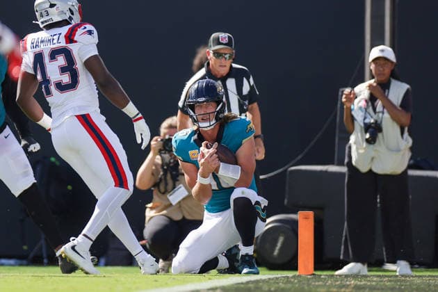 JACKSONVILLE, FL - SEPTEMBER 27: Trevor Lawrence 16 of the Jacksonville Jaguars kneels the ball at the goal line during the game between the Jacksonville Jaguars and the New England Patriots on September 27, 2026 at EverBank Stadium in Jacksonville, Fl. (Photo by David Rosenblum Icon Sportswire) NFL, American Football Herren, USA SEP 27 Patriots at Jaguars EDITORIAL USE ONLY Icon260927007864