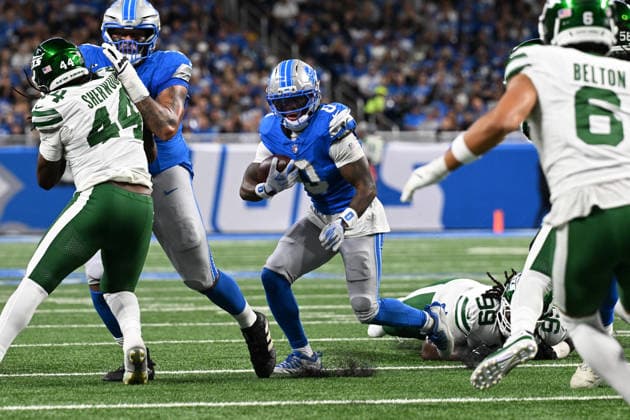 DETROIT, MI - SEPTEMBER 27: Detroit Lions running back Jahmyr Gibbs (0) runs through the line during the Detroit Lions versus New York Jets game on Sunday September 27, 2026 at Ford Field in Detroit, MI. (Photo by Steven King Icon Sportswire) NFL, American Football Herren, USA SEP 27 Jets at Lions EDITORIAL USE ONLY Icon2582026092700379
