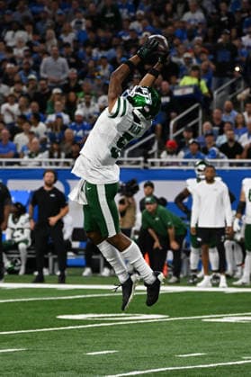 DETROIT, MI - SEPTEMBER 27: New York Jets wide receiver Garrett Wilson (5) makes a leaping catch during the Detroit Lions versus New York Jets game on Sunday September 27, 2026 at Ford Field in Detroit, MI. (Photo by Steven King Icon Sportswire) NFL, American Football Herren, USA SEP 27 Jets at Lions EDITORIAL USE ONLY Icon2582026092701433