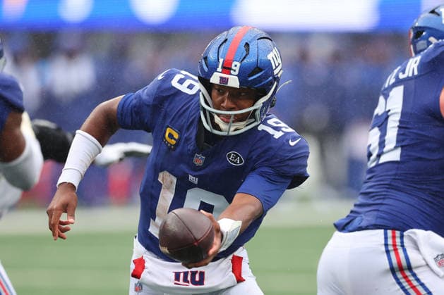 EAST RUTHERFORD, NJ - SEPTEMBER 27: Jameis Winston 19 of the New York Giants turns to hand off during the game against the Tennessee Titans at MetLife Stadium on September 27, 2026 in East Rutherford, New Jersey. (Photo by Rich Graessle Icon Sportswire) NFL, American Football Herren, USA SEP 27 Titans at Giants EDITORIAL USE ONLY Icon262092732367