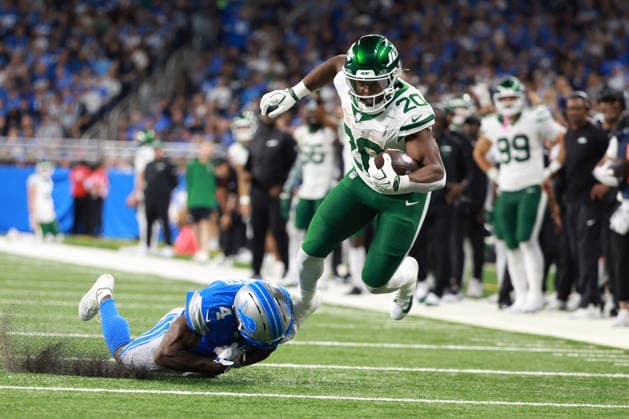 New York Jets vs Detroit Lions DETROIT,MICHIGAN-SEPTEMBER 27: Running back Breece Hall 20 of the New York Jets runs the ball against cornerback D.J. Reed 4 of the Detroit Lions during the second half of an NFL, American Football Herren, USA football game between the New York Jets and the Detroit Lions in Detroit, Michigan USA, on Sunday, September 27, 2026 Detroit Michigan United States  Copyright: xJorgexLemusx originalFilename:lemus-newyorkj260927_npSqi