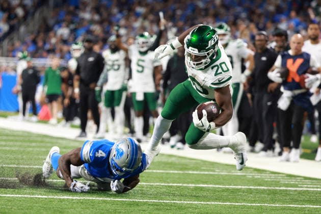 New York Jets vs Detroit Lions DETROIT,MICHIGAN-SEPTEMBER 27: Running back Breece Hall 20 of the New York Jets runs the ball against cornerback D.J. Reed 4 of the Detroit Lions during the second half of an NFL, American Football Herren, USA football game between the New York Jets and the Detroit Lions in Detroit, Michigan USA, on Sunday, September 27, 2026 Detroit Michigan United States  Copyright: xJorgexLemusx originalFilename:lemus-newyorkj260927_npvtb.jpg
