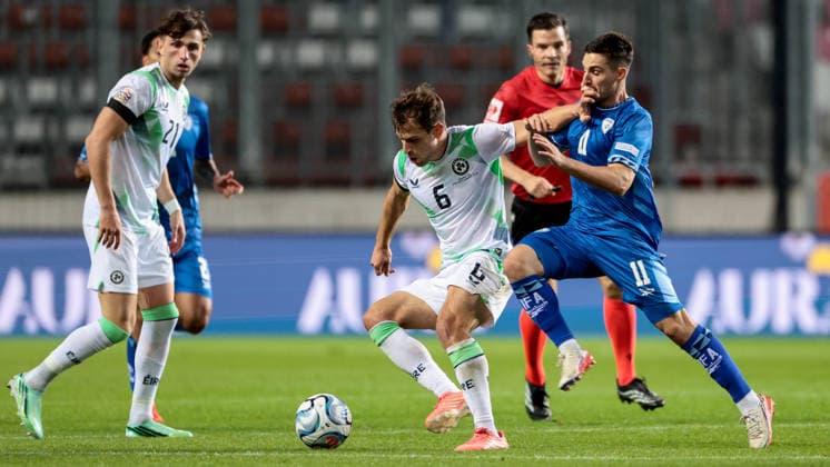 UEFA Nations League Group Stage, Nagyerdei Stadion, Debrecen, Hungary 27 9 2026 Israel vs Republic of Ireland Ireland s Jayson Molumby with Israel s Oscar Gloukh Jayson Molumby with Oscar Gloukh 27 9 2026  Copyright: xx 0NIK4605