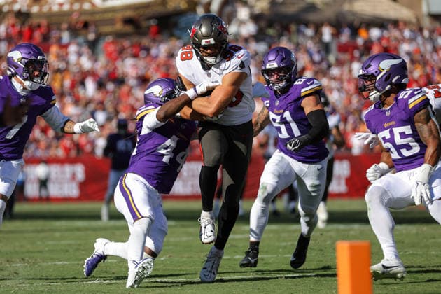 Sep 27, 2026; Tampa, FL, USA; Tampa Bay Buccaneers tight end Cade Otton (88) attempts to avoid a tackle after catching a pass during an NFL, American Football Herren, USA football game between the Minnesota Vikings and Tampa Bay Buccaneers at Raymond James Stadium in Tampa, Florida. Mandatory Credit: Taylor McFee-Cal Media NFL 2026: Vikings Vs Buccaneers SEP 27  - ZUMAc04_ 20260927_zma_c04_067 Copyright: xTaylorxMcfeex