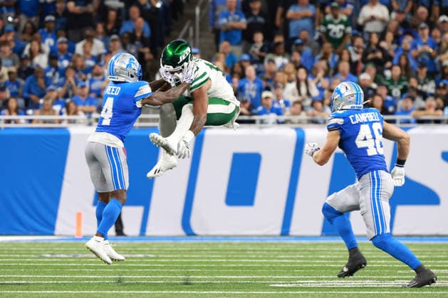 New York Jets vs Detroit Lions DETROIT,MICHIGAN-SEPTEMBER 27: tight end Kenyon Sadiq 16 of the New York Jets runs the ball against cornerback D.J. Reed 4 of the Detroit Lions during the second half of an NFL, American Football Herren, USA football game between the New York Jets and the Detroit Lions in Detroit, Michigan USA, on Sunday, September 27, 2026 Detroit Michigan United States  Copyright: xJorgexLemusx originalFilename:lemus-newyorkj260927_np9DG