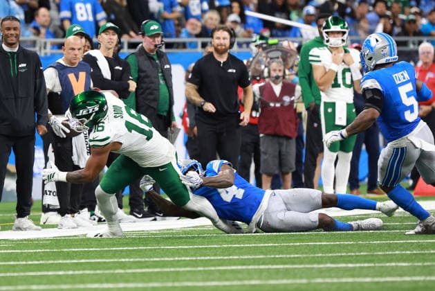 New York Jets vs Detroit Lions DETROIT,MICHIGAN-SEPTEMBER 27: tight end Kenyon Sadiq 16 of the New York Jets runs the ball against cornerback D.J. Reed 4 of the Detroit Lions during the second half of an NFL, American Football Herren, USA football game between the New York Jets and the Detroit Lions in Detroit, Michigan USA, on Sunday, September 27, 2026 Detroit Michigan United States  Copyright: xJorgexLemusx originalFilename:lemus-newyorkj260927_npGL9