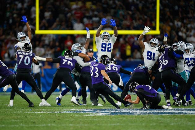 Soccer - NFL, American Football Herren, USA Rio Game: Baltimore Ravens v Dallas Cowboys - Baltimore Ravens v Dallas Cowboys RIO DE JANEIRO, BRAZIL - SEPTEMBER 27: TYLER LOOP 33 of Baltimore Ravens kicks a field goal during the NFL: Baltimore Ravens v Dallas Cowboys match between Baltimore Ravens and Dallas Cowboys at Maracana Stadium on September 27, 2026 in Rio de Janeiro, Brazil. Rio de Janeiro Maracana Stadium Brazil Copyright: xRuanoxCarneiroxRuanoxCarneirox